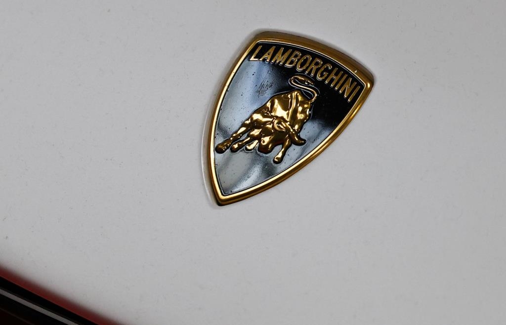 Zu rasant, zu laut: Polizei stoppt driftenden Lamborghini-Fahrer in ...