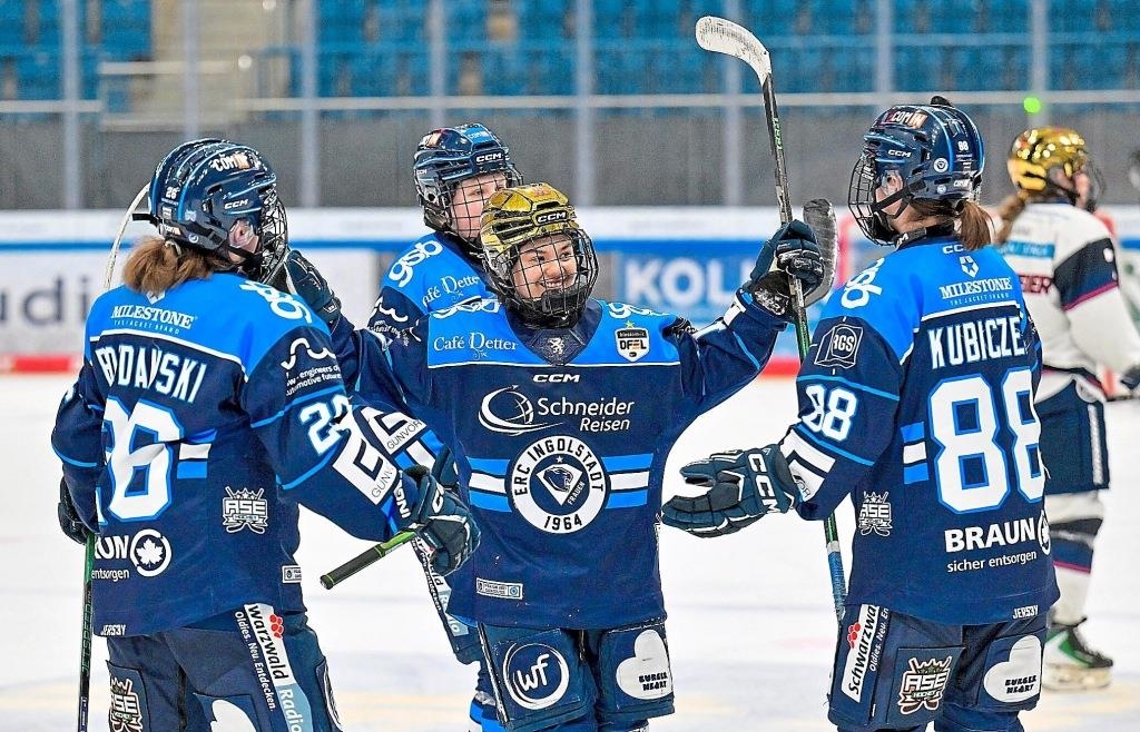 Eishockey-Offensive-der-ERC-Frauen-gl-nzt-gegen-Berlin-H-ckelsmiller-und-Antonio-treffen-je-dreimal