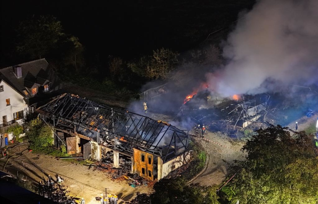Zwei Stallungen brennen in Kastl komplett nieder Hoher Schaden