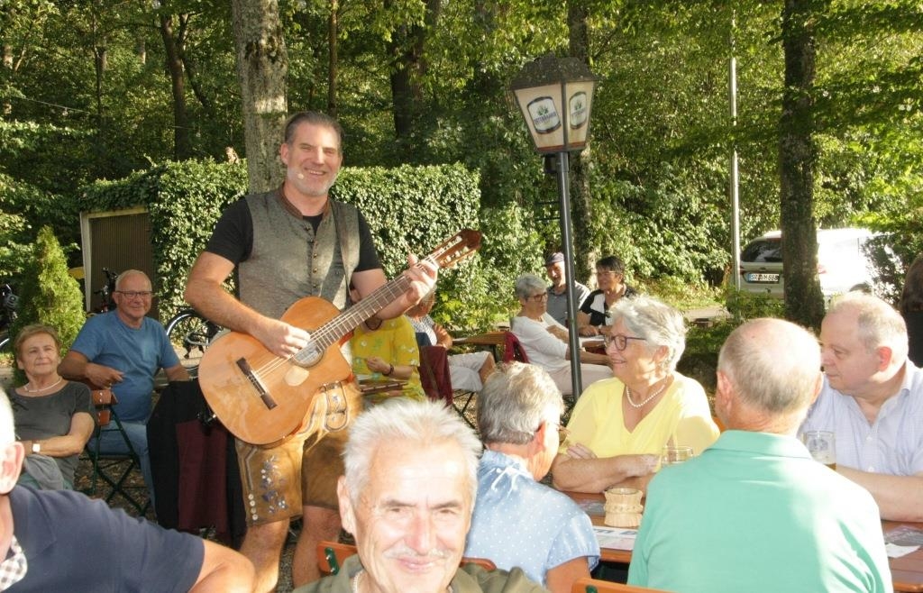Vogelmayer in Neuburg: 200 Gäste lachen über Dialekt und Wortwitz