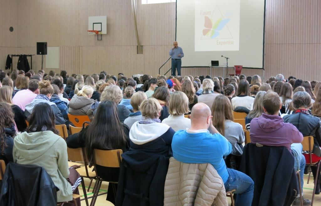 Stefan-Ruppaner-spricht-am-Gnadenthal-Gymnasium-Ingolstadt-ber-radikales-Schulkonzept