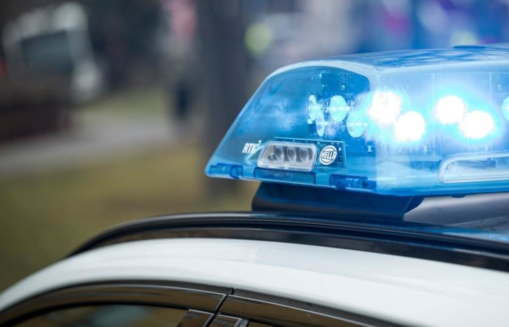 Conversation and hug: Unknown woman steals necklace worth over a thousand ...