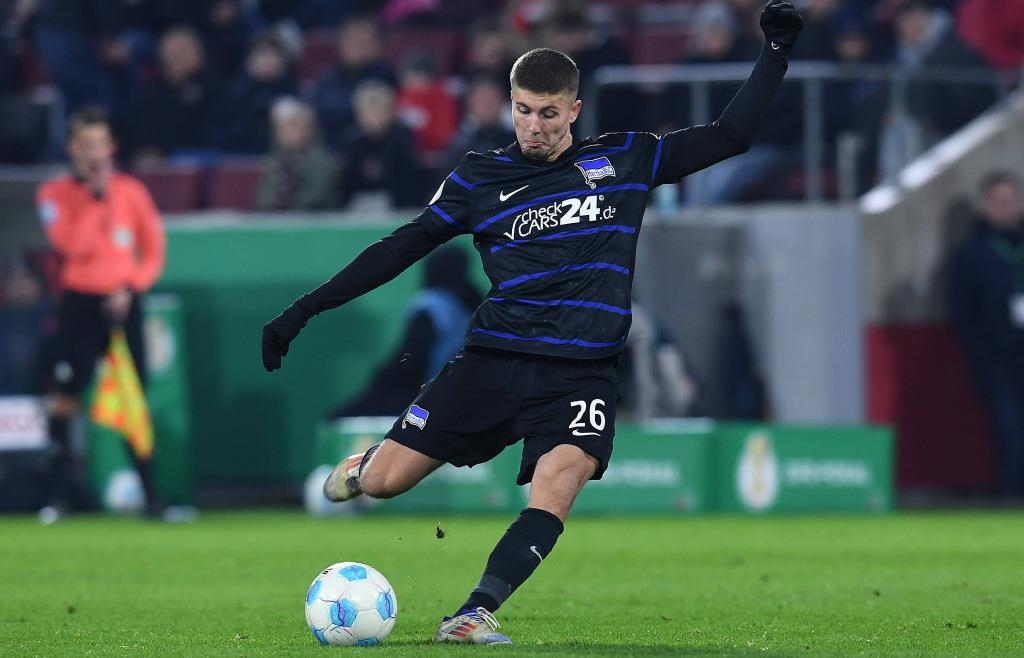 fc-ingolstadt-das-deb-t-von-gustav-christensen-r-ckt-n-her