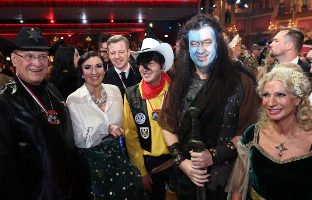 Ariel-Lagerfeld-und-Trapper-Das-tr-gt-die-Politik-Prominenz-auf-der-Fastnacht-in-Franken