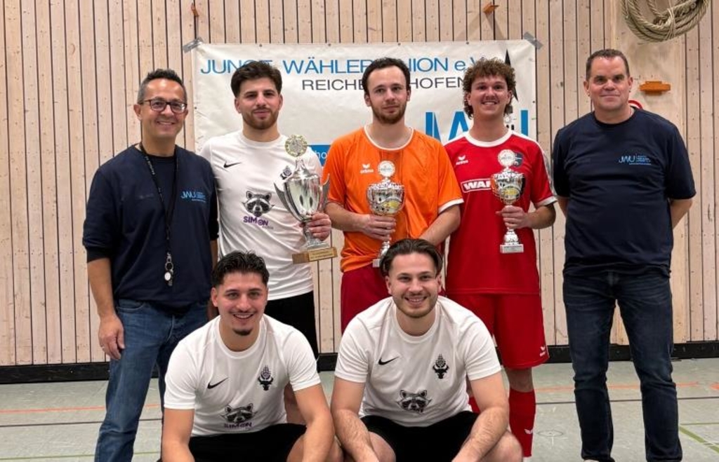 Der-sechste-Titel-Istanbulls-gewinnen-JWU-Hallenfu-ballturnier-in-Reichertshofen