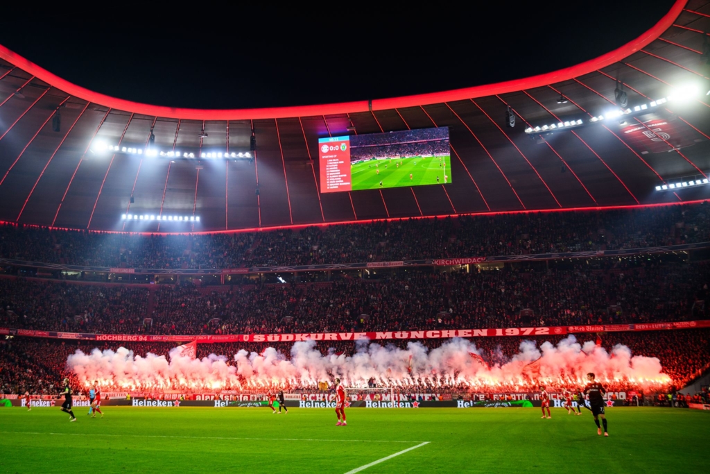 Pyrotechnik-beim-Bayern-Spiel-Fan-und-Polizist-verletzt