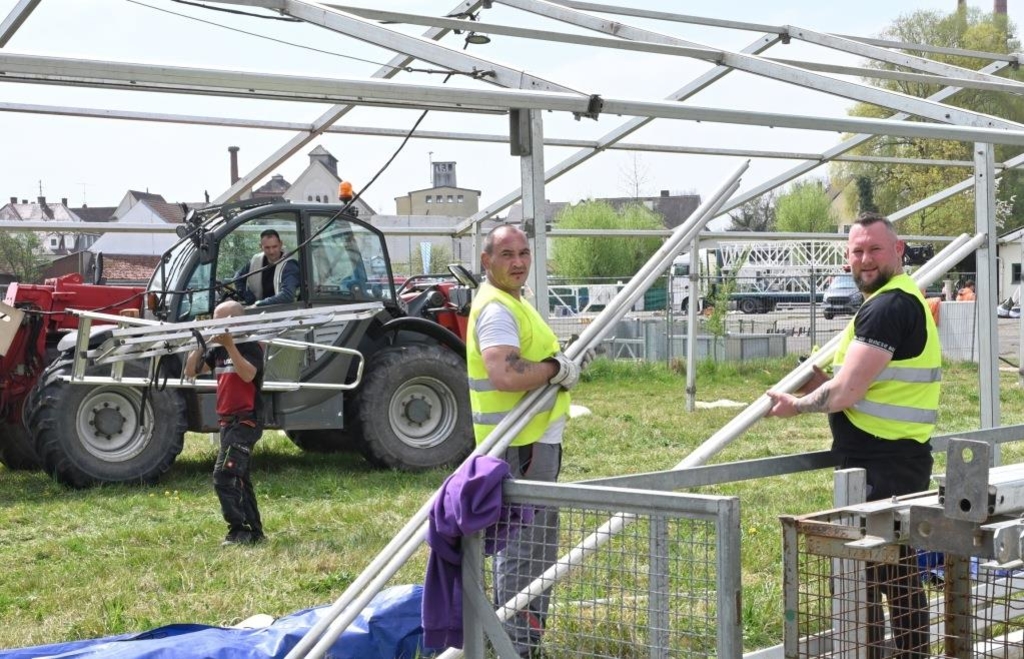 In Schrobenhausen baut der Circus Krone sein nagelneues Zelt auf