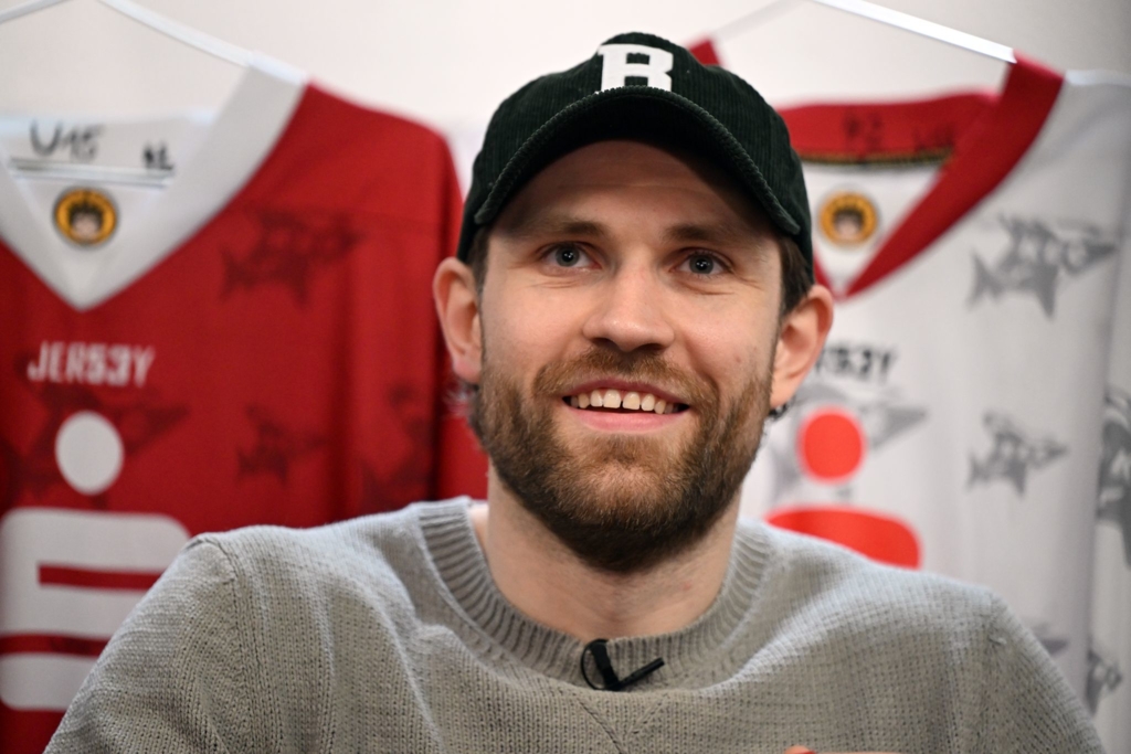 Draisaitl-und-Schmid-tragen-deutsche-Fahne-bei-Olympia