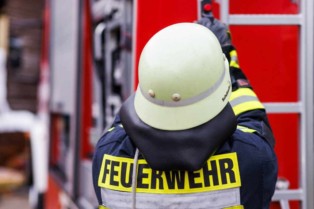 Feuerwehr-befreit-eingesunkenen-Teleskoplader