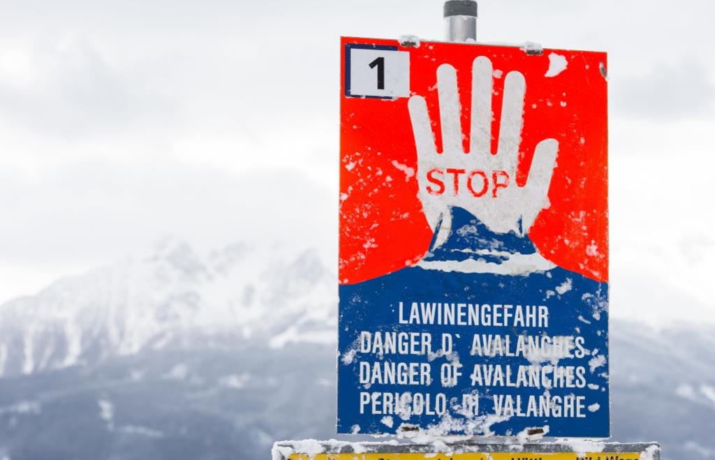 Nach-Wind-und-Schneefall-Lawinengefahr-in-Bayern-erheblich