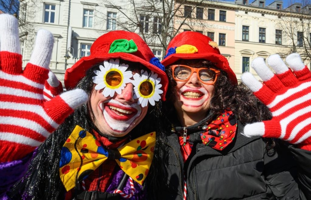 Fasching-2026-in-Bayern-Last-Minute-Kost-mideen-f-r-die-n-rrische-Zeit