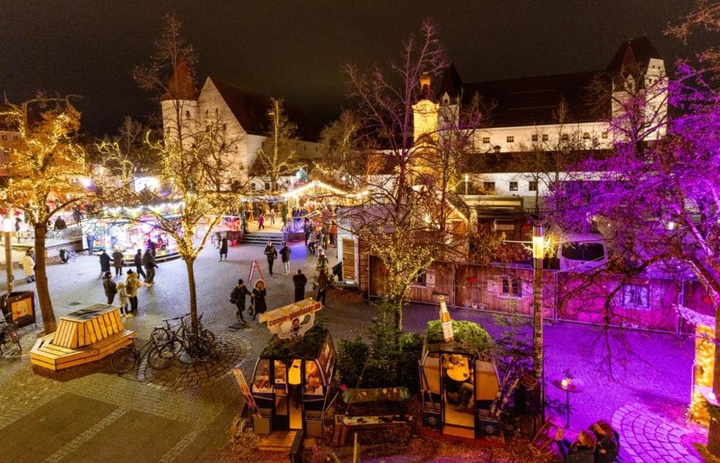 Stimmungsvoller-Paradeplatz-Die-Eisfl-che-und-die-Buden-bleiben-noch-eine-Weile-stehen