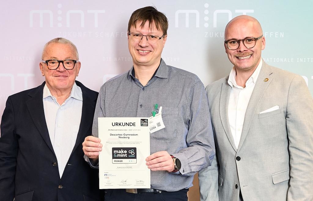 Vorreiter-bei-digitalen-Lernangeboten-Neuburger-Gymnasium-als-Pionier-ausgezeichnet