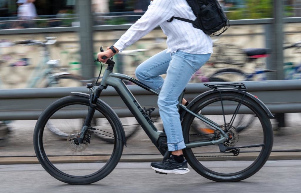 Tempo-per-eingebautem-Gashebel-Mann-35-f-hrt-mit-frisiertem-E-Bike-durch-Ingolstadt