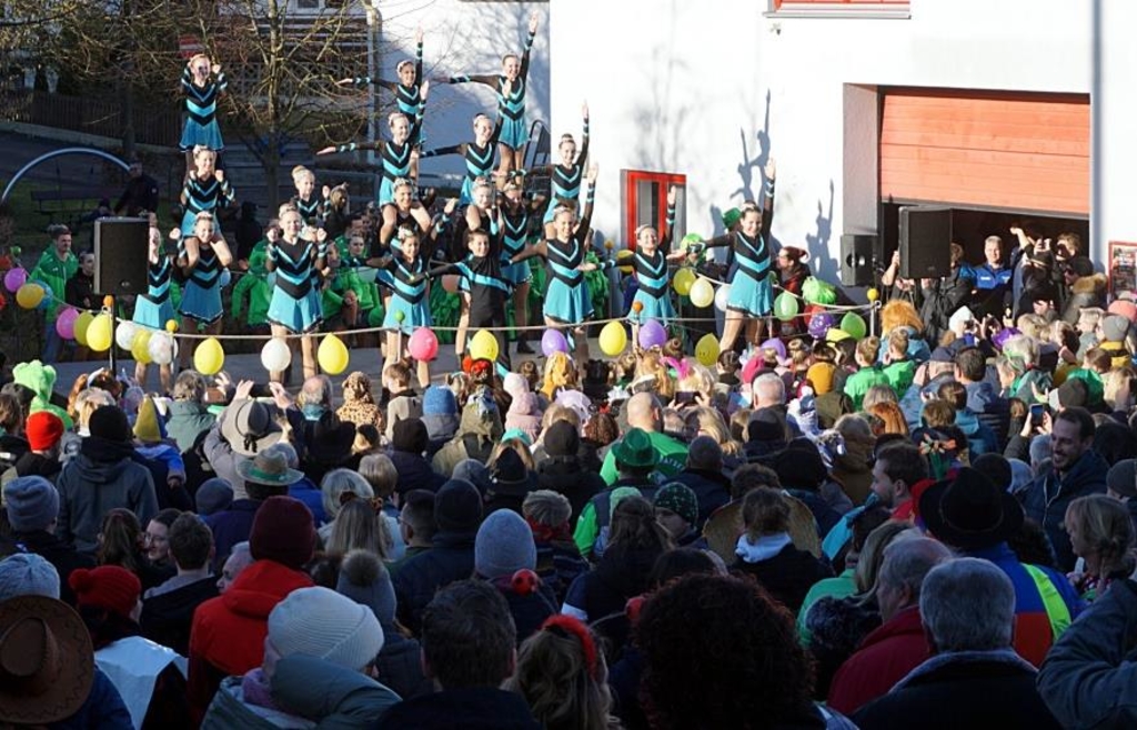 Buntes-Treiben-mit-viel-Programm-vor-dem-Feuerwehrhaus-in-Pettenhofen