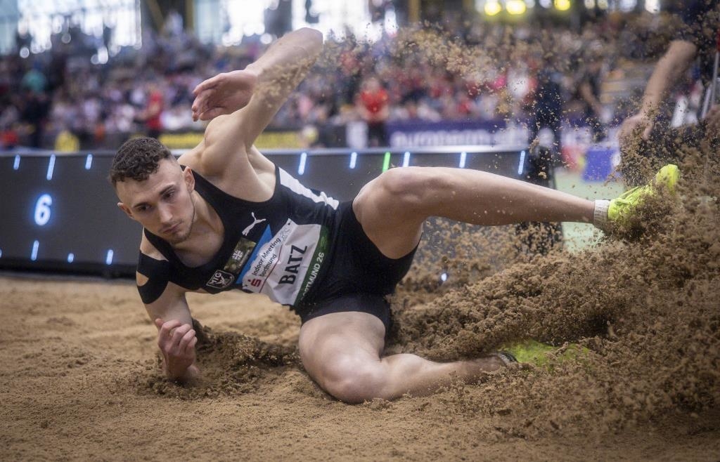 Alica-Schmidt-l-uft-Hallenbestzeit-Simon-Batz-verpasst-Acht-Meter-Satz-um-Millimeter-am-Brett