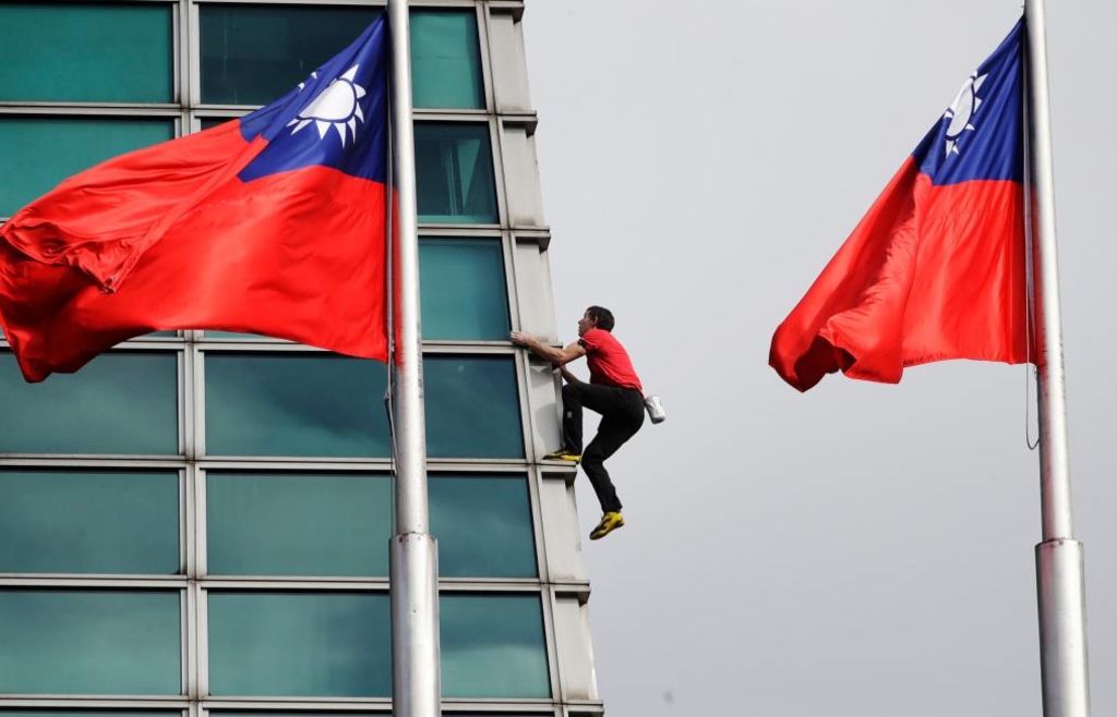 US-Extremkletterer-Alex-Honnold-bezwingt-ohne-Absicherung-Wolkenkratzer-in-Taiwan