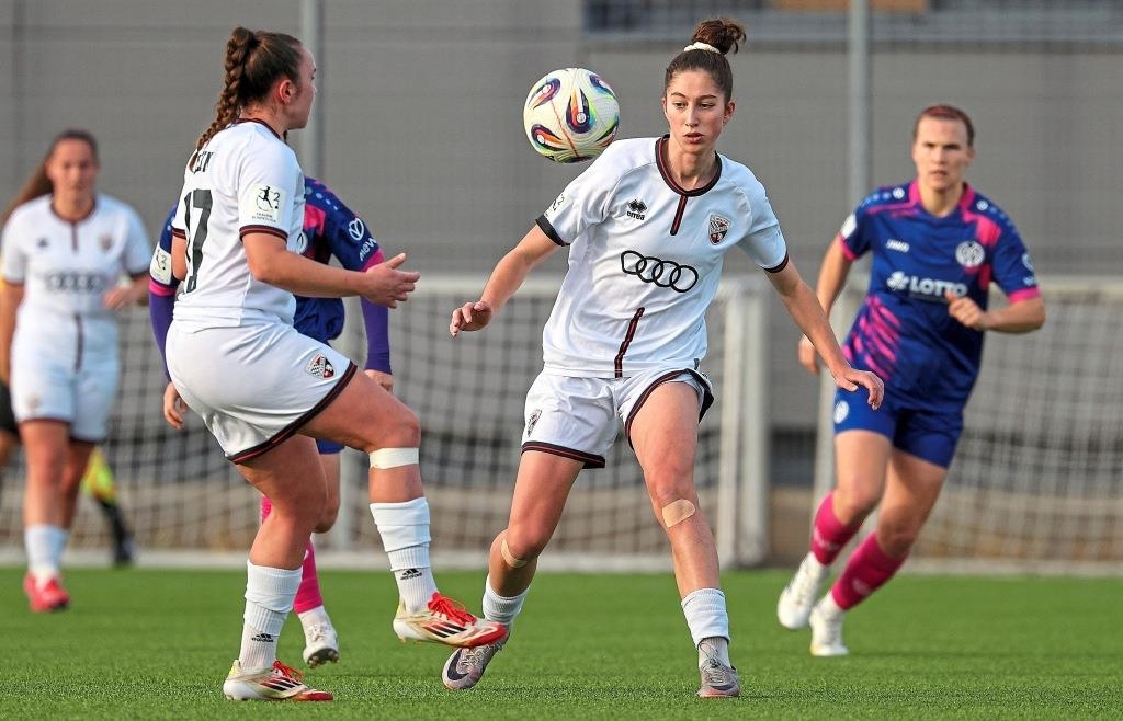 2-Bundesliga-Frauen-des-FC-Ingolstadt-beim-direkten-Konkurrenten-FC-Bayern-II-in-Torlaune-Zwei-Rote-Karten