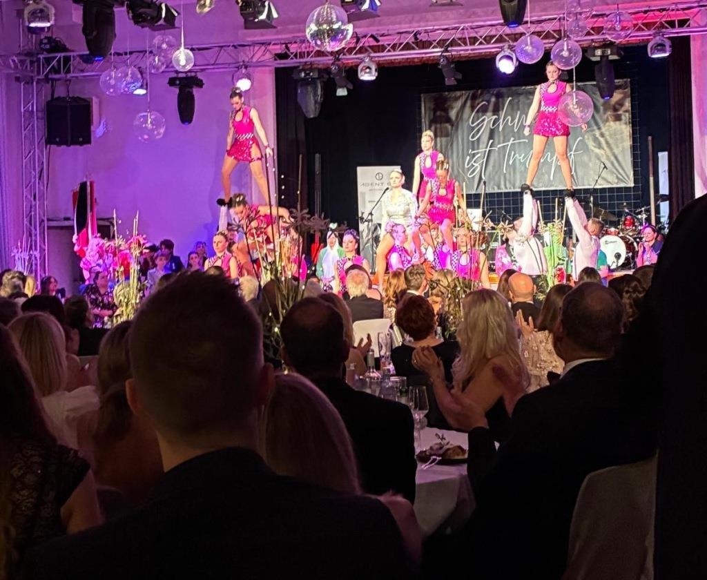 Neuburger-CSU-hatte-zum-44-Schwarz-Wei-Ball-geladen