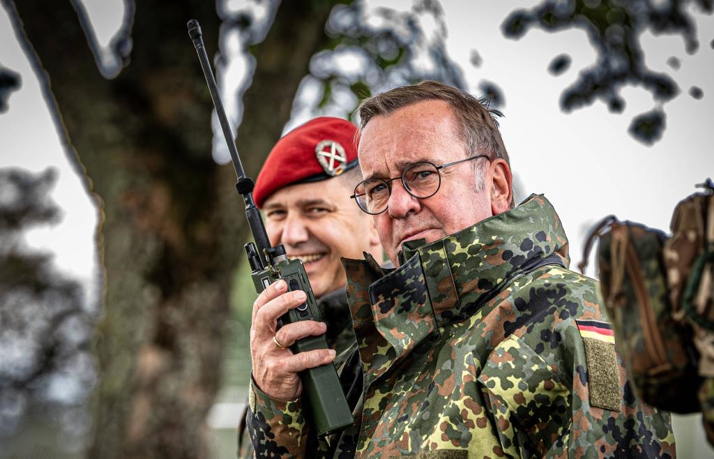 Pistorius: Auch Männer zwischen 17 und 45 dürfen ohne Genehmigung reisen