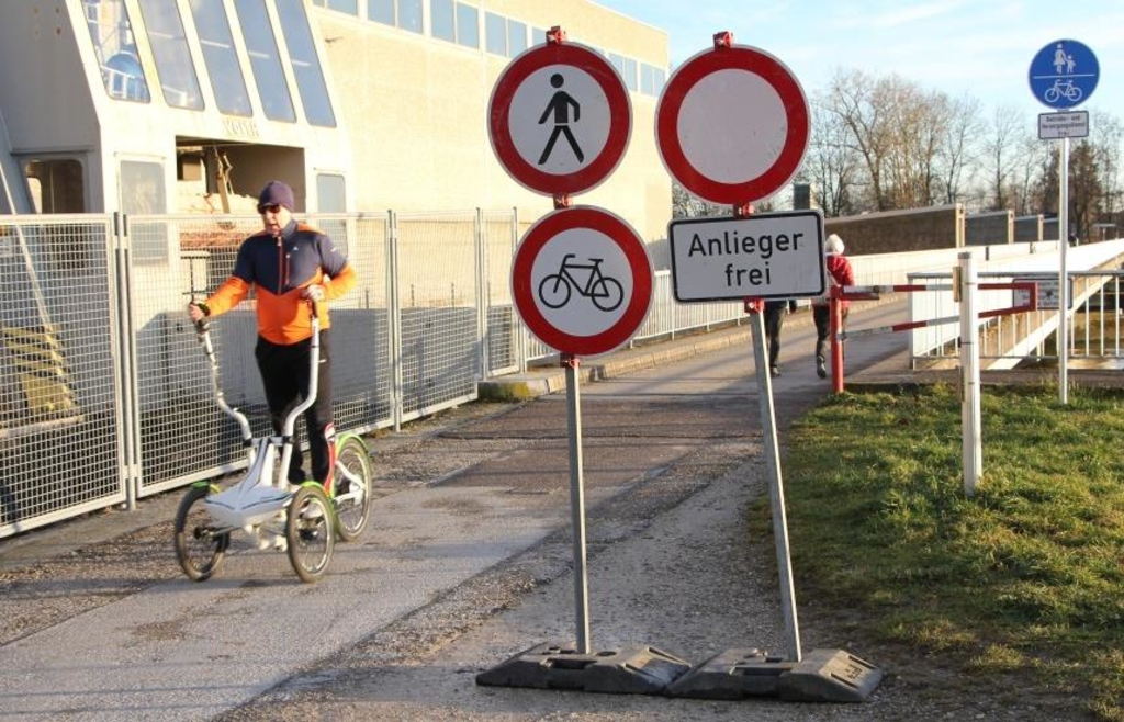 Achtung-Autos-auf-der-Ingolst-dter-Staustufe-unterwegs
