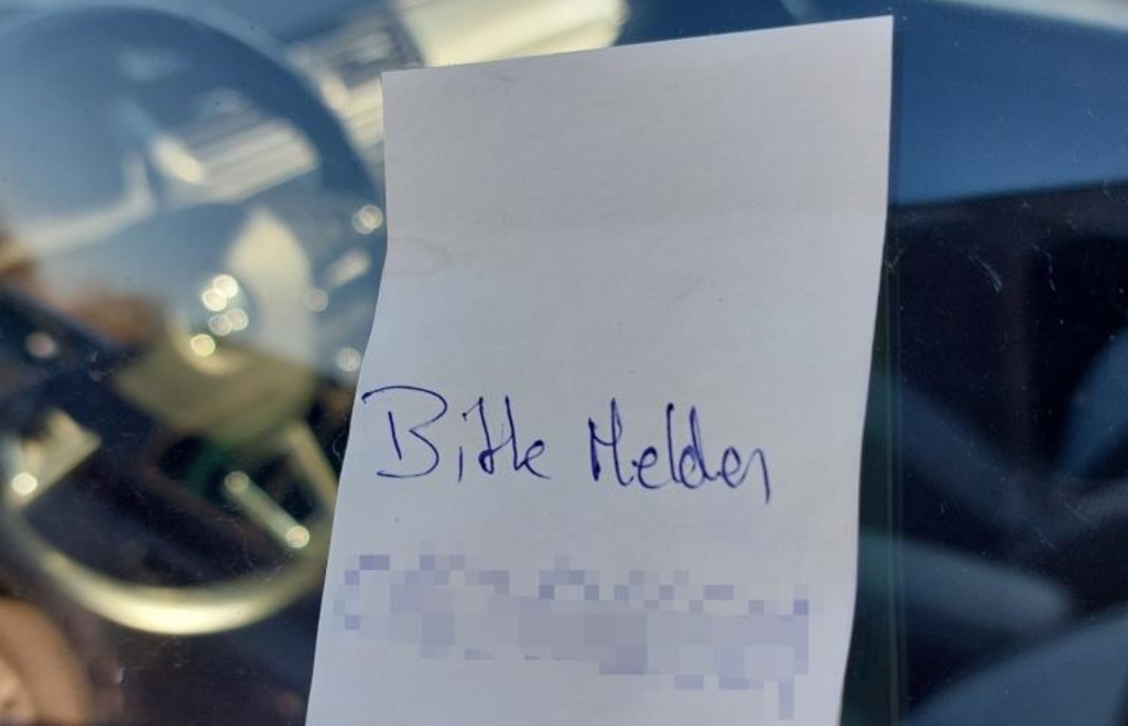 Das-hat-es-mit-den-Klebezetteln-auf-parkenden-Autos-in-Pfaffenhofen-auf-sich