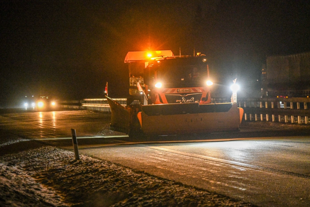 13-Menschen-bei-Unfall-verletzt-Glatteis-erschwert-Rettung
