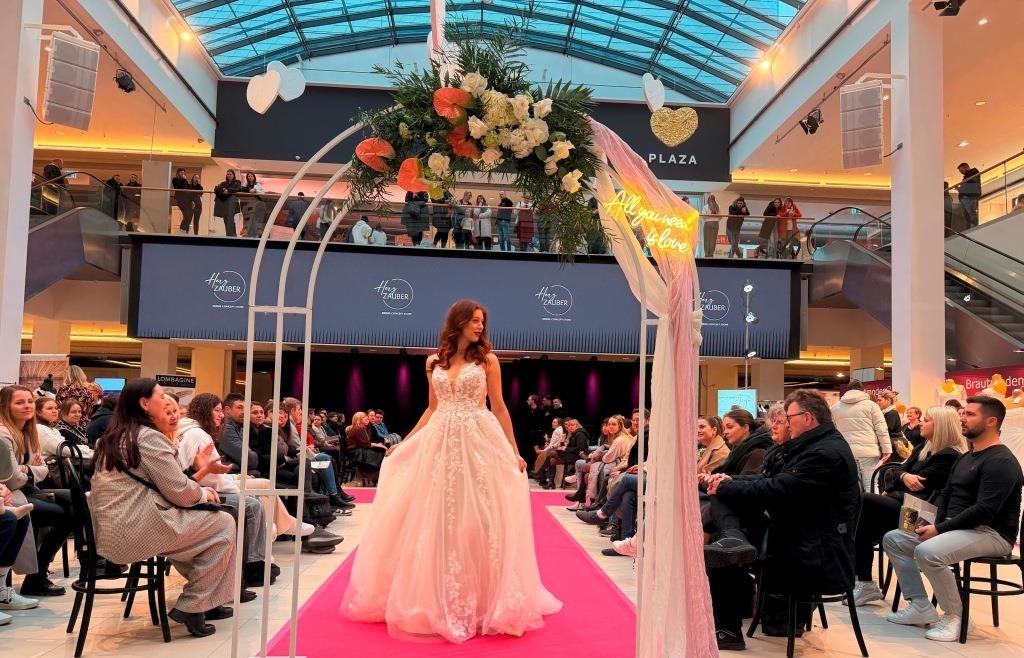 F-r-den-sch-nsten-Tag-im-Leben-Brautpaare-tummeln-sich-auf-Hochzeitsmesse-im-Westpark