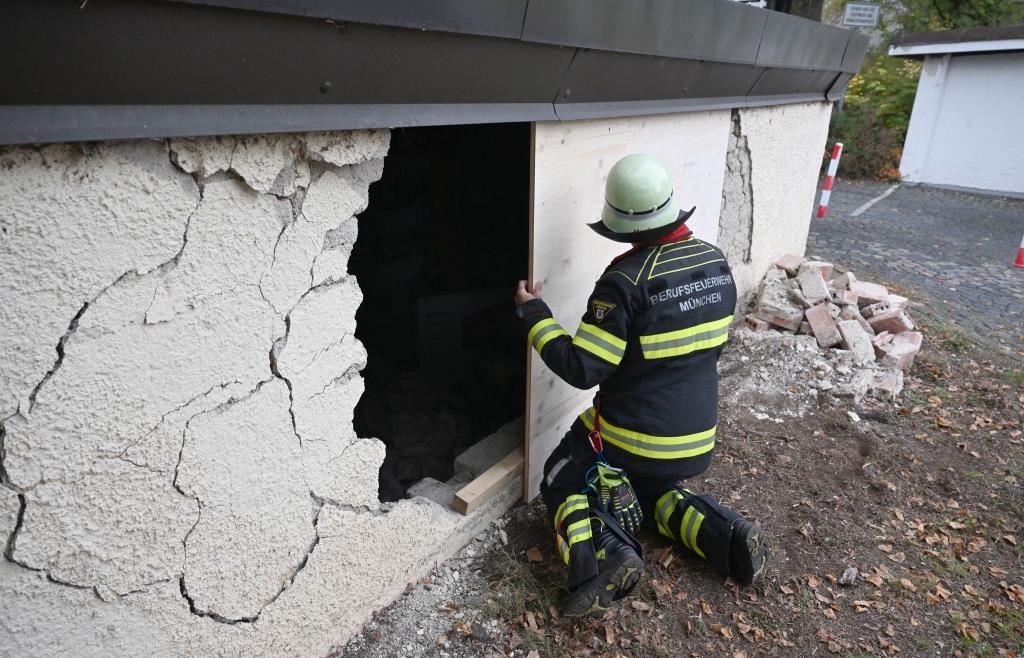 Gestohlenes Leihauto kracht in Münchner Garagenwand – Junge Täter ...