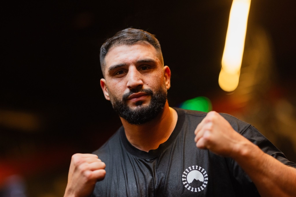 Kabayel-feiert-K-o-Sieg-und-verteidigt-WM-Interimstitel