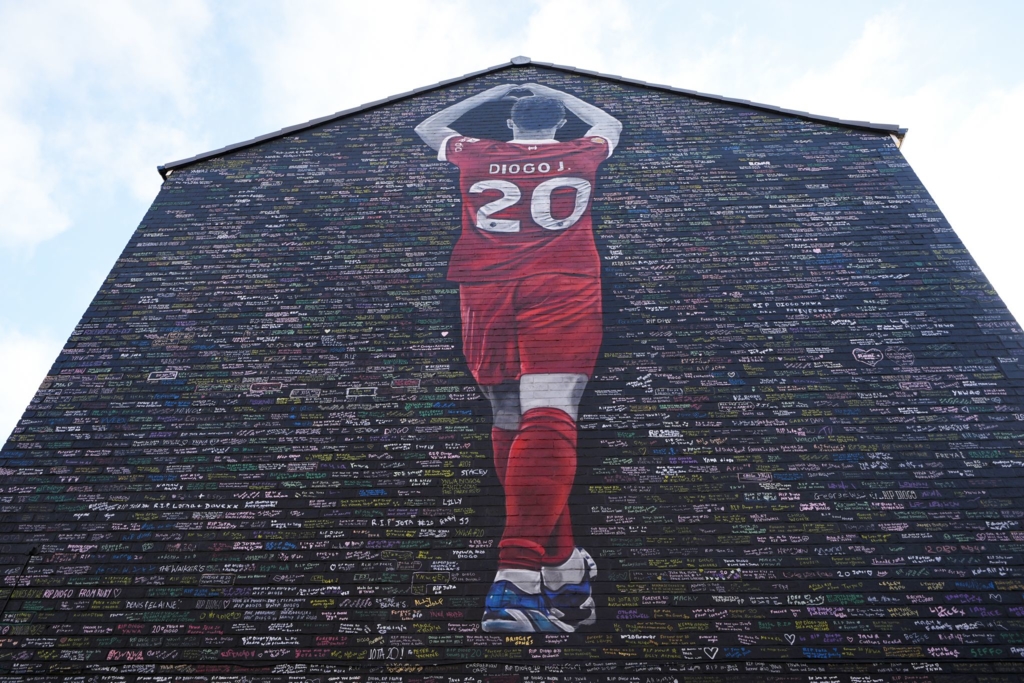 Diogo-Jotas-S-hne-als-Einlaufkinder-beim-Liverpool-Spiel