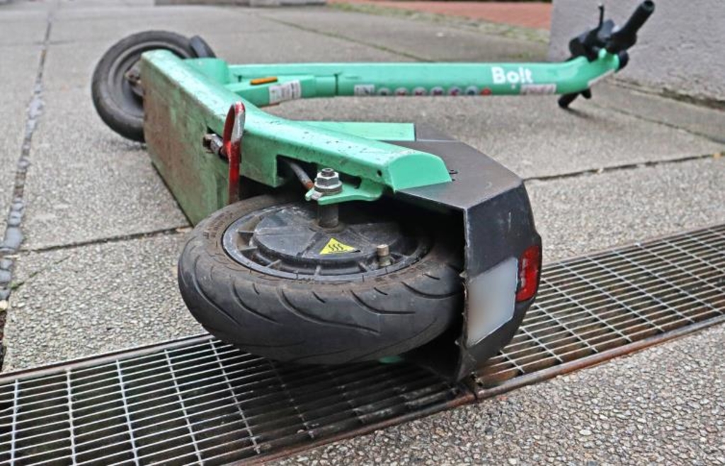 Unknown person throws e-scooter onto train tracks in Augsburg ...