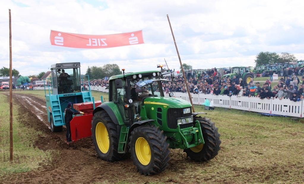 At the tractor pull in Landersdorf, agricultural machinery puts its power ...