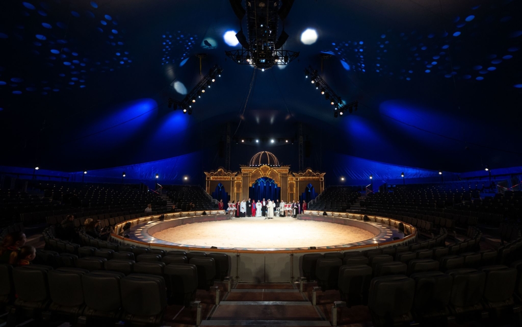 Aktivisten-st-ren-Premiere-im-Circus-Krone