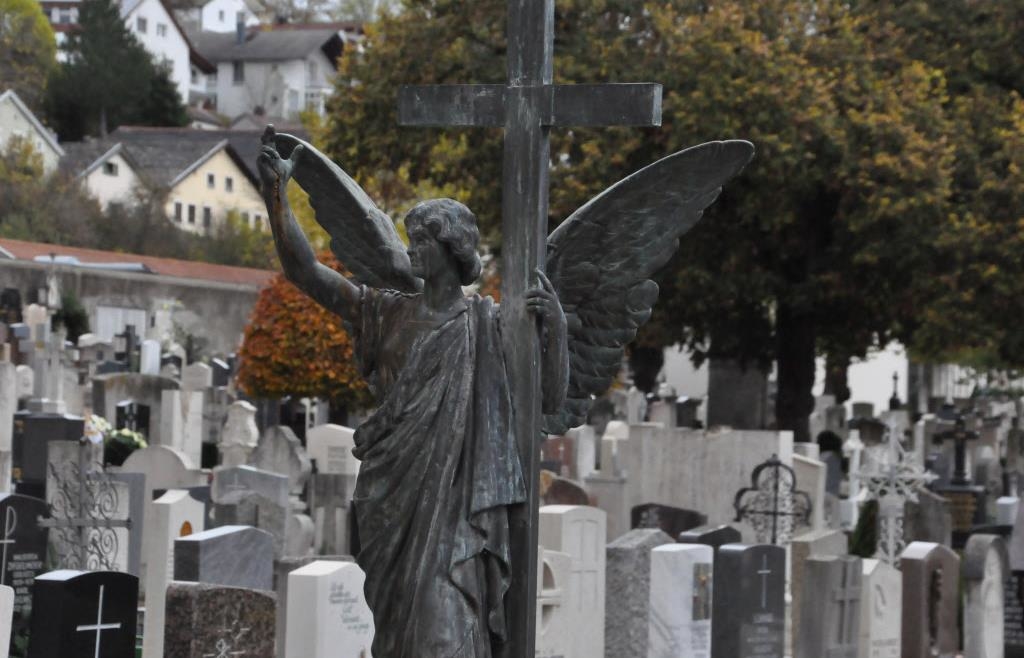 Grabmal-auf-dem-Ostenfriedhof-in-Eichst-tt-besch-digt-Polizei-bittet-um-Hinweise