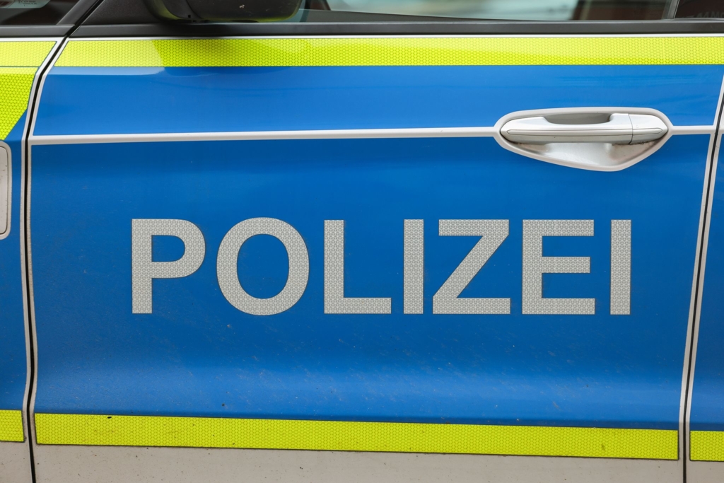 Armdr-cken-in-Bar-endet-mit-zerst-rtem-Tisch-und-Schl-gerei