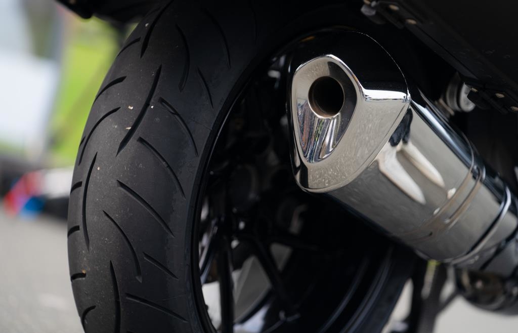 Mann-aus-M-nchen-parkt-gestohlenes-Motorrad-in-seinem-Wohnzimmer-im-dritten-Stock