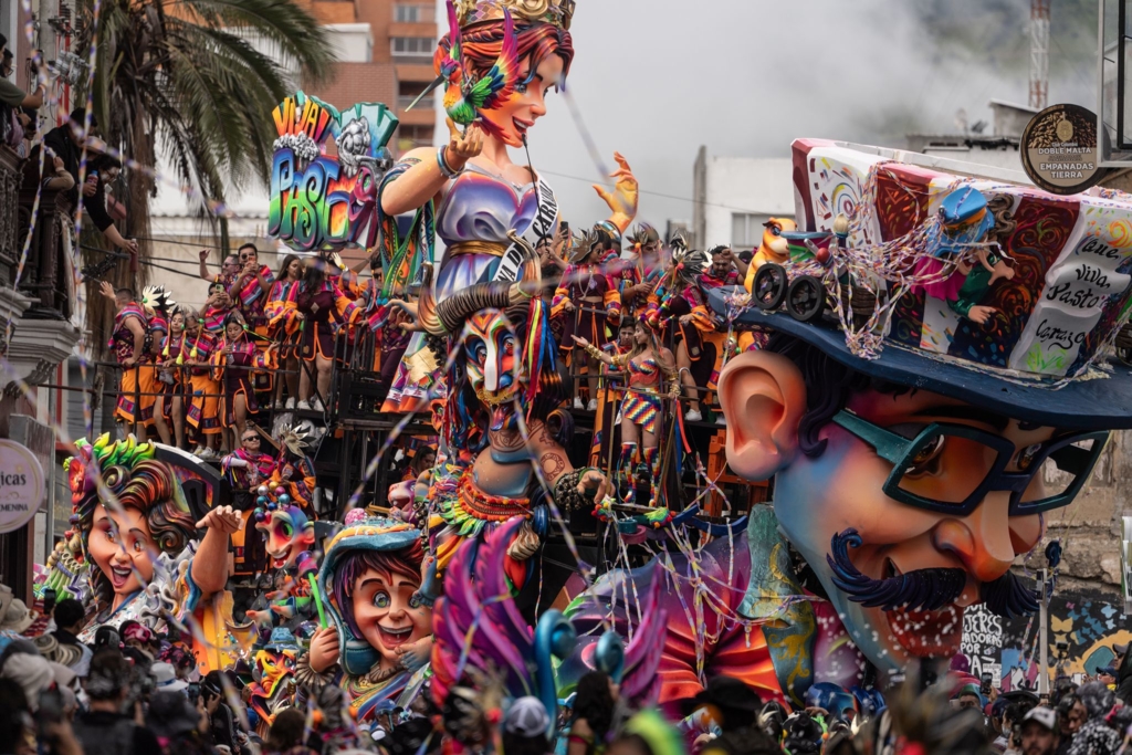 Tausende-Menschen-feiern-farbenfrohen-Karneval-in-Kolumbien