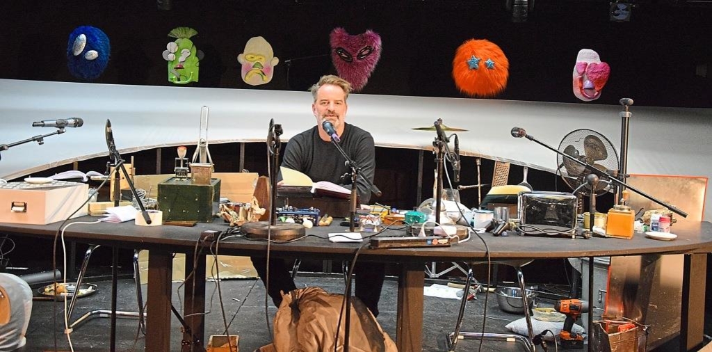 Beim-Live-H-rspiel-entsteht-Science-Fiction-mit-Akkuschrauber-und-Knallbrause