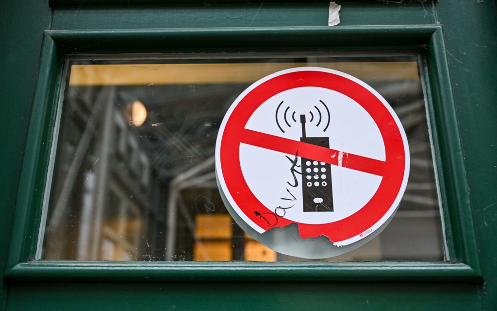 Schluss-mit-Scrollen-Schweden-plant-Handyverbot-an-Schulen