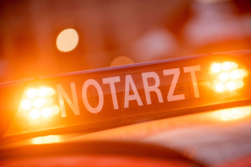 Sportwagen-kracht-in-Lichtmast-Beifahrer-stirbt-in-M-nchen
