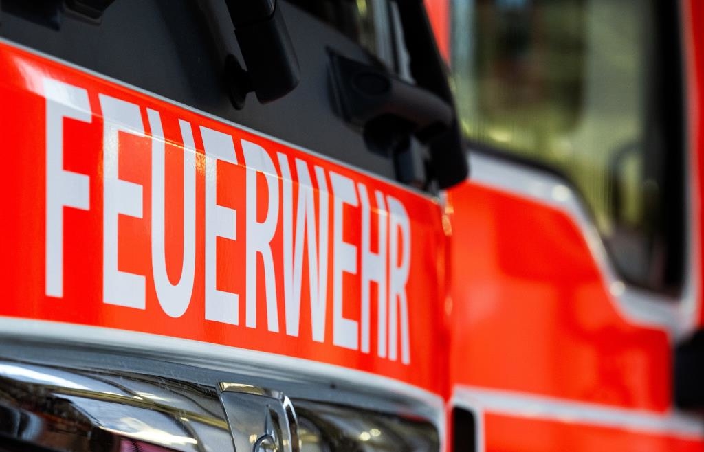 Brand in Wettstetten: Drei Menschen verletzt – Feuerwehrmann erleidet ...