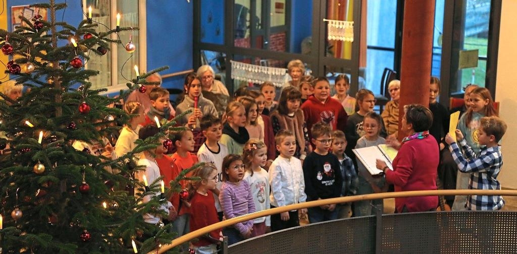 Kinderchor-SingSang-im-Seniorenzentrum-Beilngries-Mit-Liedern-Freude-geschenkt