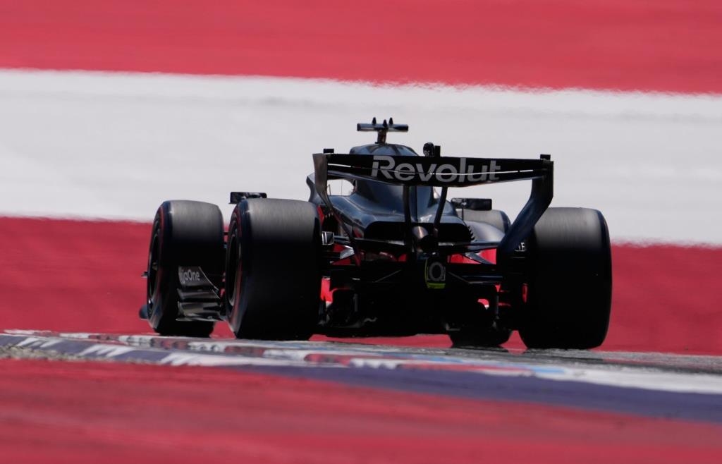 Audi drivers miss the top ten in third practice, Mercedes at the top