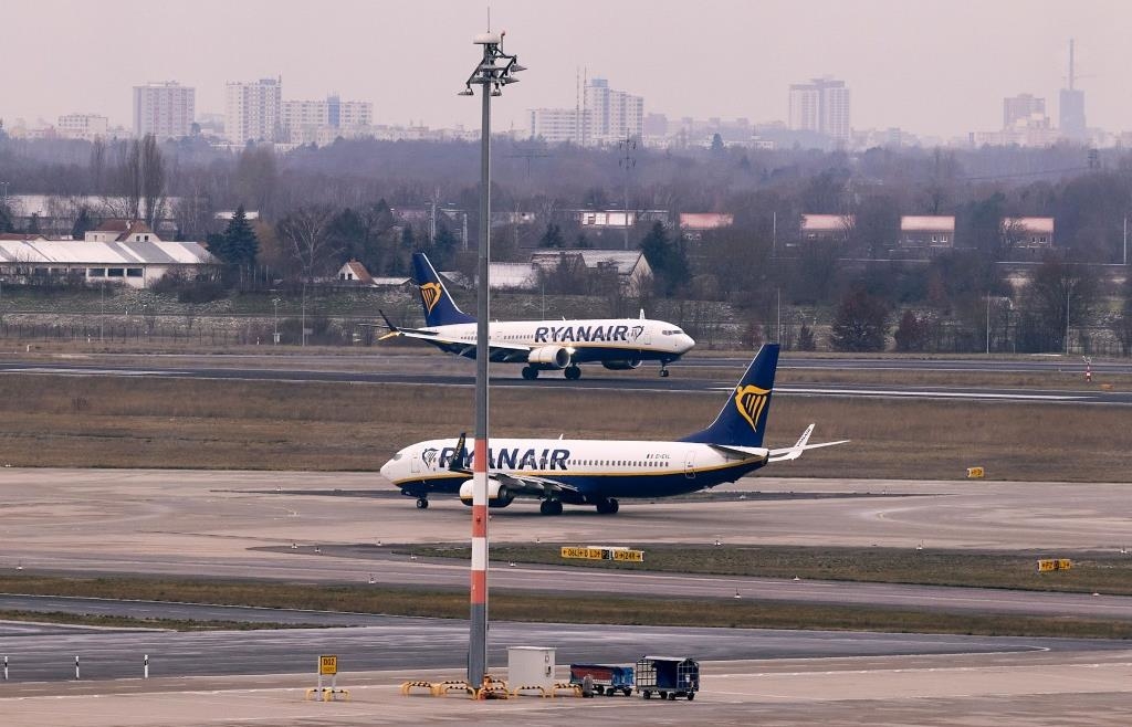 Mann während Ryanair-Flug nach Memmingen fast aus Flugzeug gesogen: Das ...
