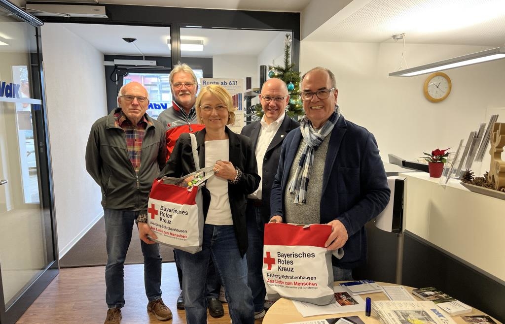 VdK-verteilt-Lebensmitteltaschen-an-Bed-rftige-Spende-der-Humanit-ren-Hilfen-des-BRK