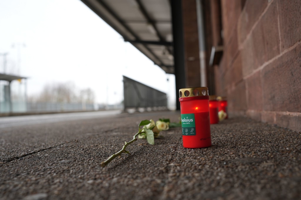 Get-teter-Zugbegleiter-Ermittler-werten-Videos-aus-Zug-aus