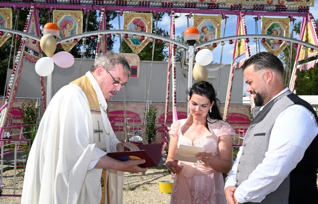 Himmlischer Beistand für irdische Freuden: Schaustellerpfarrer spendet ... Himmlischer Beistand für irdische Freuden: Schaustellerpfarrer spendet ...