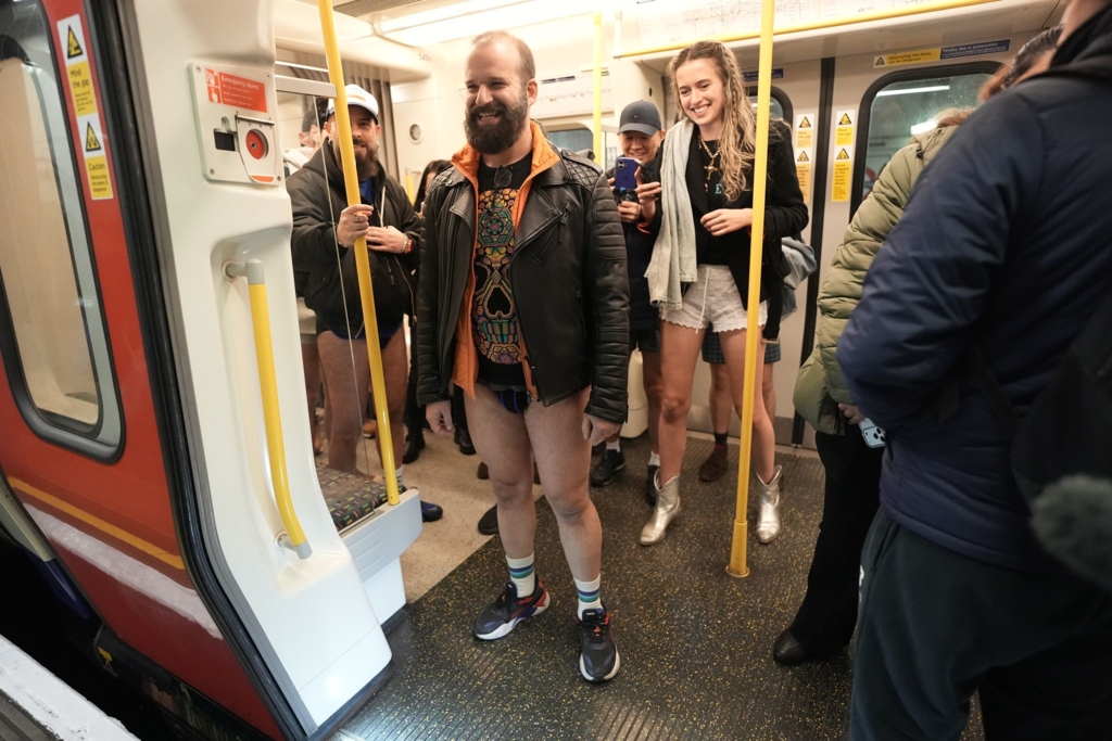 Als-w-re-es-ein-Versehen-Londoner-ohne-Hose-in-der-U-Bahn