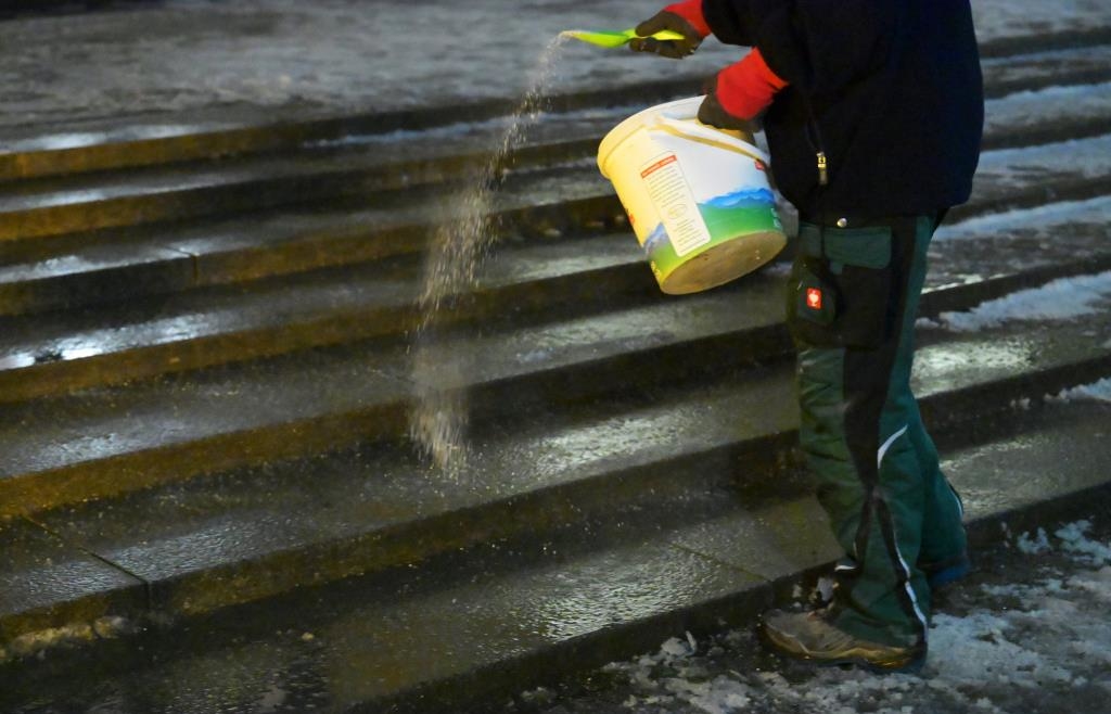 Gl-tte-Verkehrsminister-mahnt-Deutschlands-Autofahrer-und-Fu-g-nger-weiter-zu-Vorsicht